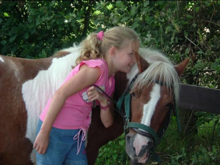 Decoratie Ik met mijn favoriete shetlandpony Delia op de camping.
