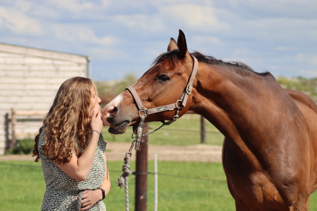 Happy en ik geven elkaar kusjes ©Paarden-vriendinnetjes